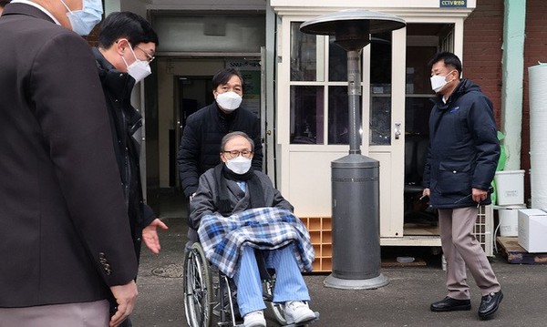 동부구치소 수감 도중 기저질환 치료를 위해 50여일 간 병원에서 치료를 받은 이명박 전 대통령이 10일 오후 서울 종로구 서울대병원에서 퇴원하고 있다.