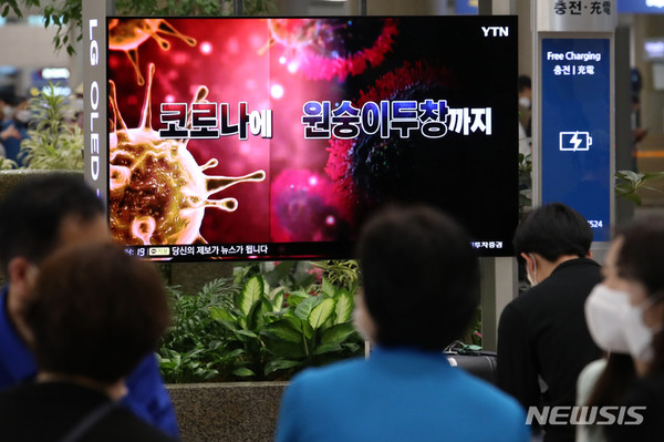 지난 23일 오후 인천국제공항 제1여객터미널 입국장 TV에서 원숭이두창 관련 뉴스가 나오고 있다.(뉴시스 제공)
