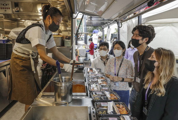 삼성바이오로직스 본사 바이오파크에서 열린 행사에 참여해 즐거운 시간을 보내고 있는 임직원들 모습 (삼성바이오로직스 제공)