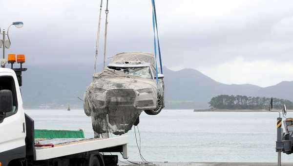 조유나양과 부모가 탑승했던 것으로 추정되는 승용차량이 한달여만에 바다에서 발견돼 인양된 가운데 29일 오후 전남 완도군 신지면 송곡항으로 옮겨지고 있다. (뉴시스 제공)