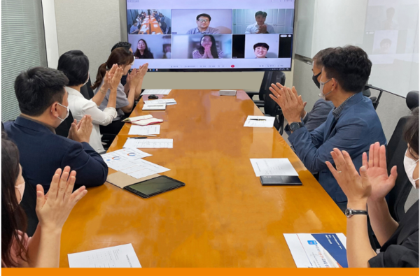 미래에셋생명은 고객 목소리를 반영한 소비자 맞춤형 서비스를 도입하기 위해 실시한 ‘미래에셋생명 2022 아이디어 공모전’의 제안발표회 및 시상식을 29일 온라인을 통해 개최했다고 밝혔다. 최우수상은 사이버창구 어플리케이션 개선안을 제안한 장현주 씨의 ‘미래가 미래다 아이디어로 장 씨에게는 상금 300만 원이 주어진다. 우수상은 MZ세대 트렌드에 주목해 신상품 콘셉트를 제안한 박서현 씨의 미니보험 아이디어로 상금 150만 원이 주어진다. 접수된 아이디어는 소비자 친화적인 서비스 기획 및 상품개발에 적극 활용될 예정이다.(미래에셋생명 제공)