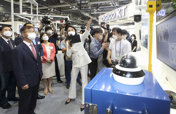 2022 국제안전보건전시회에 참석한 고용노동부 이정식 장관이 KT 부스를 둘러보고 있다 (KT 제공)