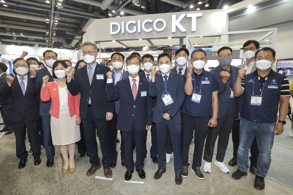 2022 국제안전보건전시회의 KT 부스에서 고용노동부 이정식 장관을 비롯한 관계자들이 기념 촬영을 하고 있다 (KT 제공) 