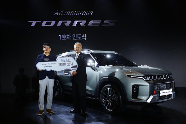 쌍용자동차가 토레스 1호차를 협력업체 진영전기(주) 김두영 회장에게 전달하며 협력업체에 감사의 마음을 전했다. 왼쪽부터 정용원 쌍용자동차 관리인, 김두영 진영전기 회장 (쌍용자동차 제공)