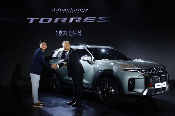 쌍용자동차가 토레스 1호차를 협력업체 진영전기(주) 김두영 회장에게 전달하며 협력업체에 감사의 마음을 전했다. 왼쪽부터 정용원 쌍용자동차 관리인, 김두영 진영전기 회장 (쌍용자동차 제공)