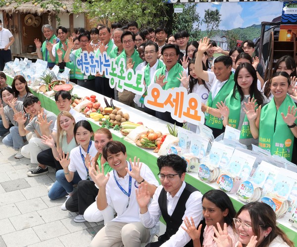 이성희 농협중앙회장(두번째줄 오른쪽에서 여섯번째)이 18일 오후 서울 마포구 홍대 걷고싶은 거리에서 열린 "농촌에서 여름휴가 보내세요!" 캠페인에서 정황근 농림축산식품부장관, 허창수 전국경제인연합회장, 홍문표 국회의원, 윤재갑 국회의원 등 참석인사, 농협 대학생 봉사단원 등과 함께 홍보활동을 진행하고 있다.(농협중앙회 제공)