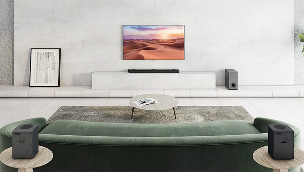 LG전자가 입체 음향을 더욱 강화해 몰입감 넘치는 시청 경험을 제공하는 2022년형 사운드바를 18일 국내 출시했다. 2022년형 사운드바 신제품(모델명: S95QR) 제품 이미지 (LG전자 제공) 