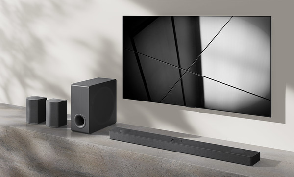 LG전자가 입체 음향을 더욱 강화해 몰입감 넘치는 시청 경험을 제공하는 2022년형 사운드바를 18일 국내 출시했다. 2022년형 사운드바 신제품(모델명: S95QR) 제품 이미지 (LG전자 제공) 
