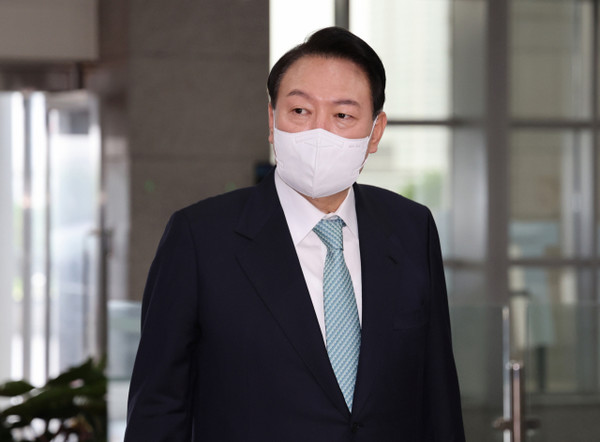 윤석열 대통령이 20일 오전 서울 용산 대통령실 청사로 출근, 기자들의 질문에 답하고 있다.(뉴시스 제공)