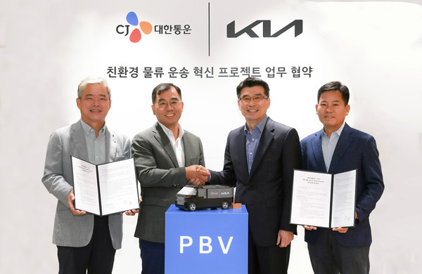 기아가 21일 서울 양재동 본사에서 CJ대한통운과 ‘친환경 물류 운송 혁신 프로젝트 업무협약(MOU)’을 체결했다고 이날 밝혔다. CJ대한통운 택배∙이커머스 부문 신영수 대표, CJ대한통운 강신호 대표이사, 기아 송호성 사장, 기아 eLCV비즈니스사업부장 김상대 전무 (이상 왼쪽부터, 기아 제공) 