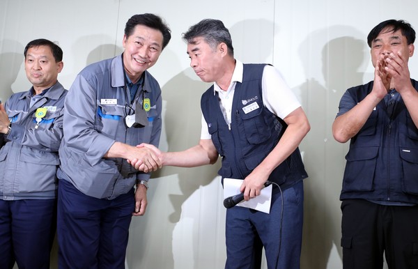 대우조선해양 하청 노사협상이 파업 51일 만에 타결된 22일 오후 경남 거제시 대우조선해양 옥포조선소에서 협력사 대표 권수오(왼쪽 두번째) 녹산기업 대표와 홍지욱 금속노조 부위원장이 악수하고 있다. (뉴시스 제공)