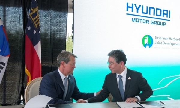 지난 5월 장재훈 현대차 사장이 미국 조지아주 전기차 공장 건설 예정 부지에서 브라이언 켐프(Brian Kemp) 조지아 주지사와 ‘현대차그룹-조지아주 전기차 전용 공장 투자 협약식’을 갖고 있다. (현대차그룹 제공) 