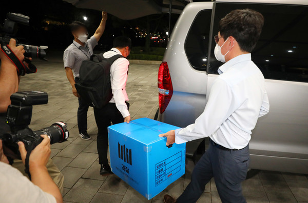 검찰이 문재인 정부 블랙리스트 사건 관련해 통일부와 과학기술정보통신부에 대한 압수수색에 들어간 지난 27일 오후 서울 종로구 정부서울청사에서 서울동부지방검찰청 수사관들이 압수품을 옮기고 있다. (뉴시스 제공)