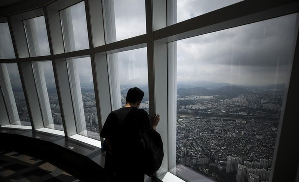 서울 송파구 롯데월드타워 전망대 서울스카이에서 바라본 서울시내 아파트의 모습. (뉴시스 제공)