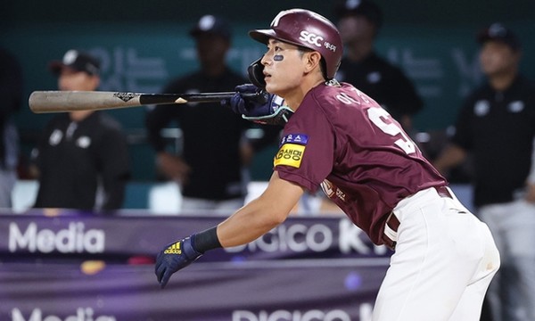 키움 이정후가 28일 수원 케이티위즈파크에서 열린 KT와 원정경기에서 프로야구 역사상 최연소·최소경기 1000번째 안타를 치고 있다. (키움 히어로즈 제공)  