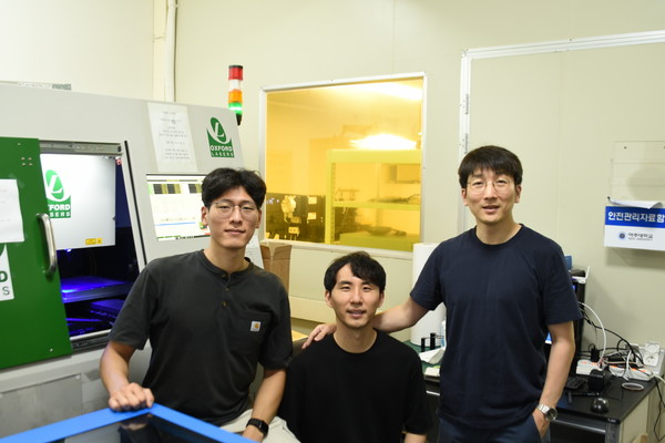 삼성전자와 아주대학교가 공동 개발한 초경량·초박형 인공근육 구동기에 관한 연구 논문이 세계적 학술지인 ‘네이처 커뮤니케이션스(Nature Communications)’에 최근 게재됐다. 왼쪽부터 아주대 연구팀 김백겸, 김동진 연구원과 아주대 팀을 이끄는 고제성 교수 (삼성전자 제공) 
