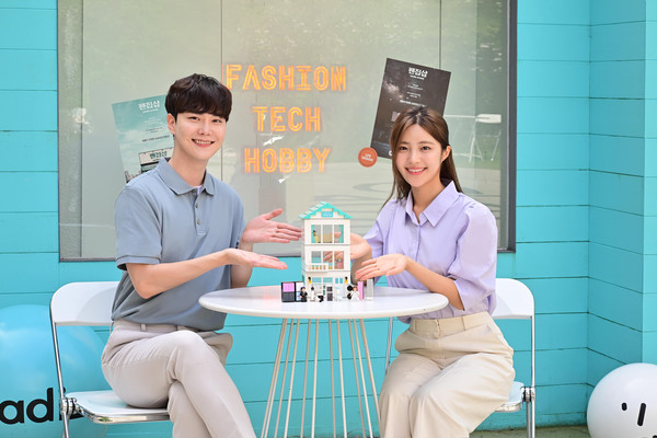 삼성전자 모델이 서울 성수동에 위치한 공간 와디즈에서 ‘삼성 신혼가전 굿즈’를 선보이고 있다. (삼성전자 제공)