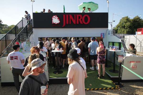 현지인들이 영국 빅토리아파크에서 열린 ‘APEF’ 내 ‘JINRO 전용 부스’에서 시음을 진행하고 있다. (하이트진로 제공) 