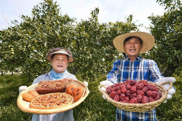 농민들이 경산 대추로 만든 파리바게뜨 추석 선물 제품을 소개하고 있다. (SPC그룹 제공)