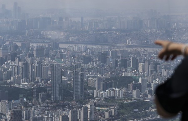 서울 송파구 롯데월드타워 전망대 서울스카이에서  바라본 아파트 단지.(뉴시스 제공)