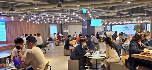 수출상담회를 진행하고 있는 모습 (포스코인터내셔널 제공)