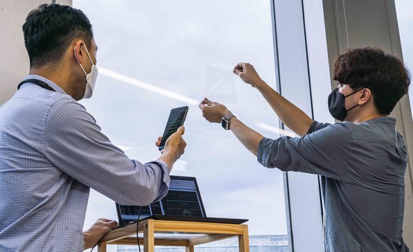 SK텔레콤 판교사옥에서 연구원들이 5G 데이터 모뎀용 투명 안테나 및 고주파 대역용 RIS 성능을 검증하는 모습 (SK텔레콤 제공)