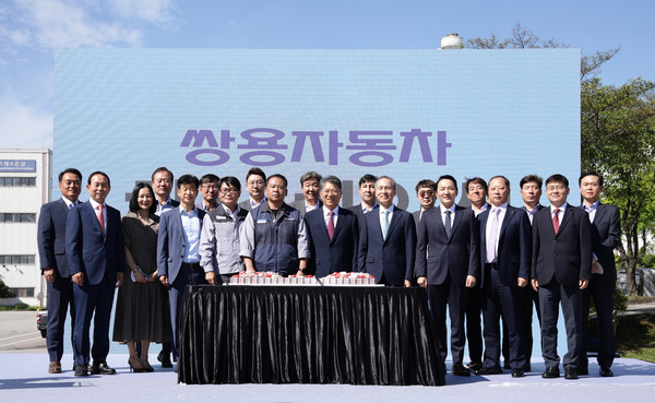 쌍용자동차 곽재선 회장 취임식을 개최했다. 곽재선 회장(가운데)을 비롯해 쌍용차 정용원 관리인(앞줄 왼쪽 네번째), 선목래 노동조합 위원장(앞줄 왼쪽 다섯번째), KG그룹 계열사 대표 등이 떡케잌 커팅 후 기념촬영을 하고 있다. (쌍용자동차 제공) 