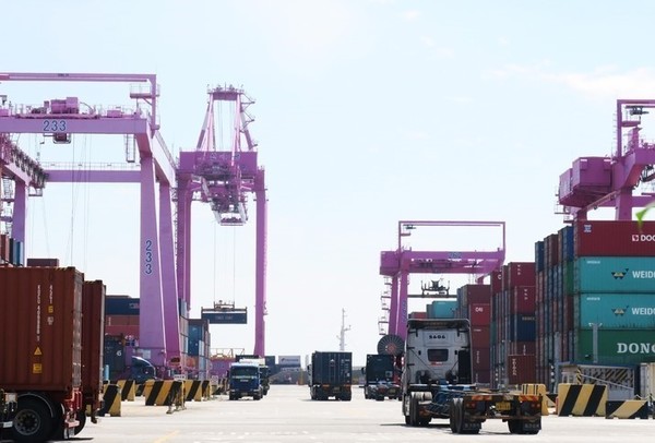 1일 인천 연수구 인천신항컨테이너 터미널이 분주한 모습을 보이고 있다. 산업통상자원부가 발표한 8월 수출입 동향' 자료에 따르면 지난달 수출액은 566억7000만 달러로, 지난해 같은 기간(532억 달러) 기록한 최고 실적을 웃돌며 역대 8월 최고 실적을 경신했다. 그러나 우리나라 무역수지(수출액-수입액)가 수출 실적 최고기록 달성에도 글로벌 금융위기 이후 처음으로 5개월 연속 적자를 기록했다.(뉴시스 제공)