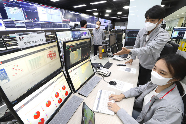 KT 네트워크 전문가가 5일 KT 과천 관제센터에서 태풍 상황에 따른 대응 계획을 수립하고 지역의 특별 상황실로 전파하고 있다. (KT 제공)