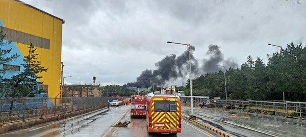 6일 오전 7시17분께 포스코 포항제철소에서 화재가 발생해 소방당국이 화재 진압을 위해 출동하고 있다.(사진=경북소방본부 제공