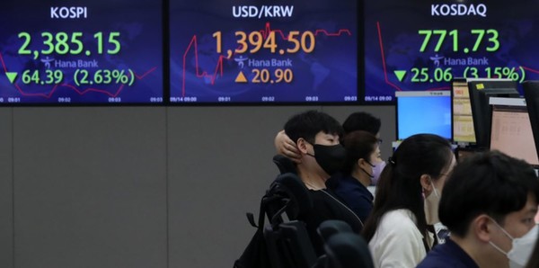 우리나라 증시가 급락 개장한 14일 오전 서울 중구 하나은행 딜링룸.(뉴시스 제공)