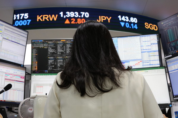 서울 외환시장에서 원·달러 환율이 전 거래일보다 2.8원 상승한 1393.7원에 마감했다. 여의도 소재 KB국민은행 스마트딜링룸.(KB국민은행 제공)