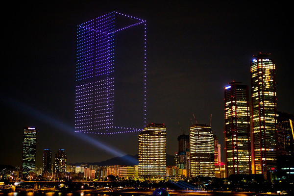 LG전자가 지난 24일 서울 여의도 한강공원 물빛무대 상공에서 드론쇼를 펼쳤다. (LG전자 제공)