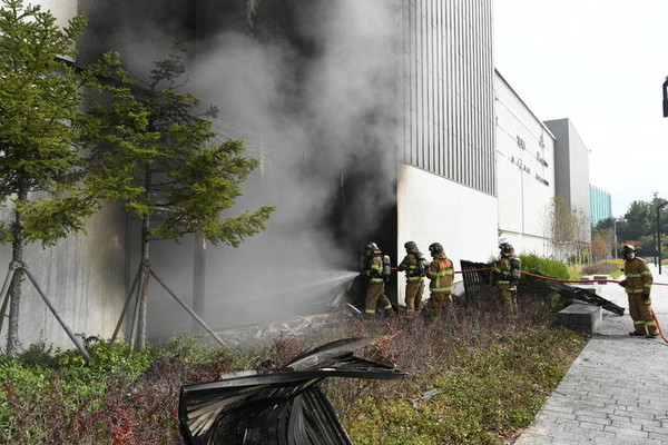 26일 오전 대전 유성구 대전 현대프리미엄아울렛 화재 현장에서 소방대원들이 화재를 진압하고 있다. (소방청 및 뉴시스 제공)