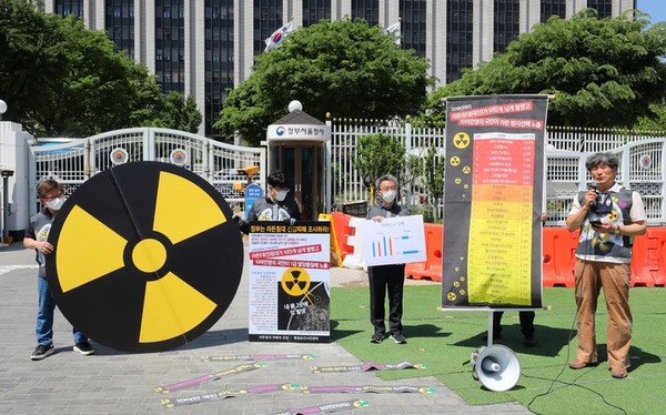 환경보건시민센터와 라돈침대 피해자모임 회원들이 지난 5월 9일 오전 서울 종로구 정부서울청사 앞에서 기자회견을 열고 라돈침대 사용자 10만명에 대한 발암물질 건강피해 조사와 배상 등을 촉구하고 있다. (뉴시스 제공)