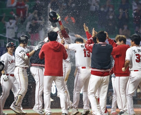 SSG 선수들이 지난달 30일 인천 SSG랜더스필드에서 열린 키움과의 홈 최종전에서 한유섬의 끝내기 만루홈런에 힘입어 7-3로 이긴 뒤 자축하고 있다. (SSG 랜더스 제공)