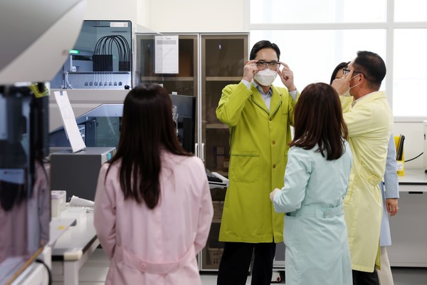 이재용 삼성전자 부회장이 지난 11일 인천 송도에 위치한 삼성바이오에피스를 방문해 연구소를 살펴보고 있다. (삼성전자 제공)