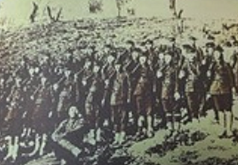 청산리전투 승전 기념 사진. 김좌진 총 사령관이 맨 앞줄 가운데 앉아있다.