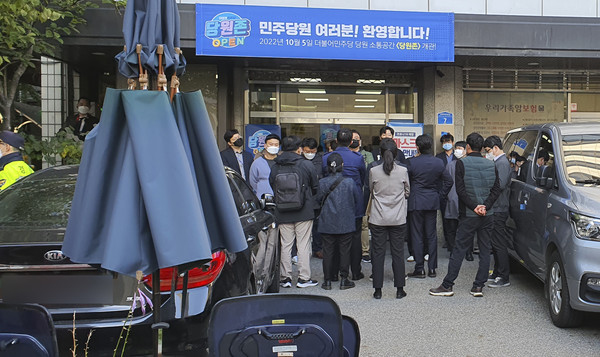 19일 오후 검찰이 서울 여의도 민주당사 건물의 민주연구원 압수수색에 나섰다. 민주당 당직자들과 대치하고 있다. (뉴시스 제공)