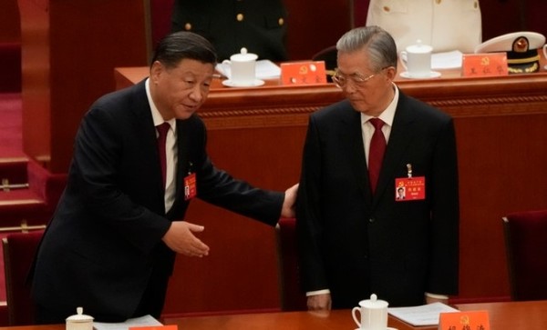 지난 16일 중국 베이징 인민대회당에서 열린 중국공산당 제20차 전국대표대회(당대회) 개막식에서 시진핑 국가주석(왼쪽)이 후진타오 전 주석이 자리에 앉도록 돕고 있다