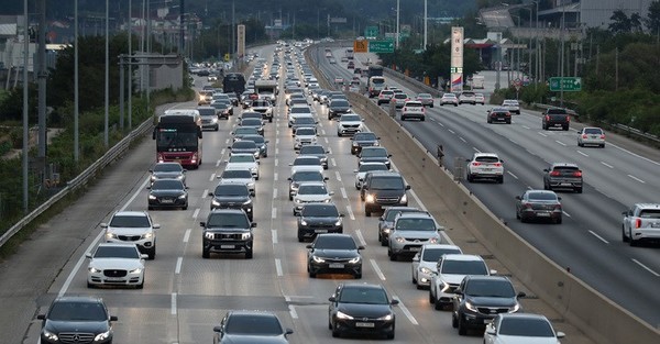  지난달 11일 오후 경기 여주시 영동고속도로 상행선 인천방향에 차량이 몰려 정체를 빚고 있다. (뉴시스 제공)