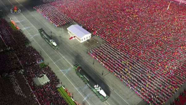 북한이 조선인민혁명군 창건 90주년인 지난 4월 25일 평양 김일성 광장에서 열병식을 개최했다고 조선중앙TV가 26일 보도했다. 사진은 열병식에 등장한 북한 신형 대륙간탄도미사일(ICBM) '화성-17형'. [사진=조선중앙TV 캡처]