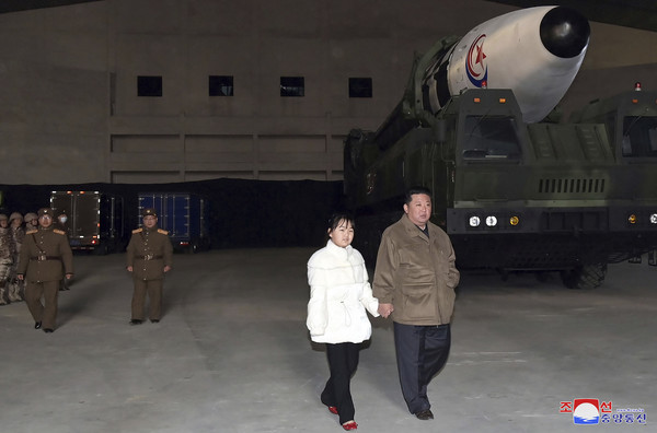 북한 조선중앙통신에 공개한 사진에 18일 김정은(오른쪽) 북한 국무위원장이 딸의 손을 잡고 화성-17형 대륙간탄도미사일(ICBM) 시험 발사장을 현지 지도하고 있다. [사진=뉴시스]