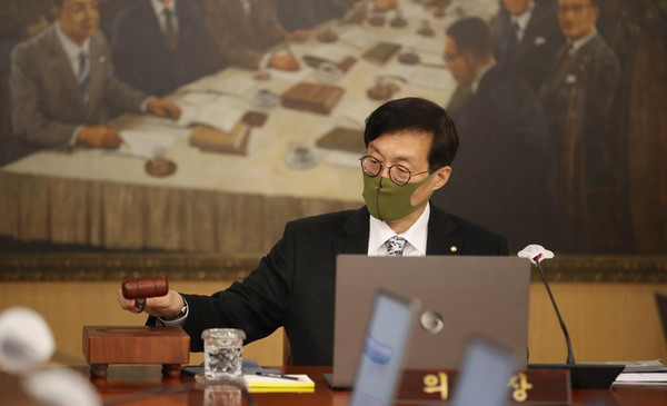 이창용 한국은행 총재가 24일 오전 서울 중구 세종대로 한국은행에서 금융통화위원회 회의 시작에 앞서 의사봉을 두드리고 있다. 한국은행은 이날 올해 마지막 금통위를 열고 6회 연속 금리 인상 여부를 결정한다. [사진=뉴시스]
