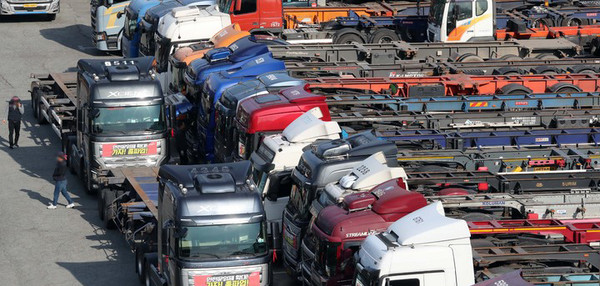 민주노총 공공운수노조 화물연대본부가 총파업에 돌입한 24일 부산 남구의 한 주차장에 운행을 멈춘 화물차가 줄지어 서 있다. 화물연대는 안전운임제 일몰제 폐지와 대상 품목 확대 등을 요구하며 이날 0시부터 총파업에 나섰다. [사진=뉴시스]