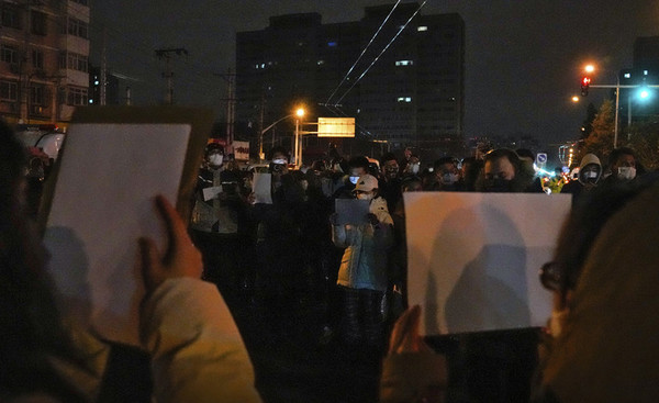 27일 중국 베이징에서 코로나19 봉쇄 정책에 항의하는 시위대가 '백지'를 들고 구호를 외치고 있다. 시민들은 정부에 항의하는 의미를 담은 ‘백지’를 들고 28일 새벽까지 시위를 이어갔다. [사진=뉴시스]