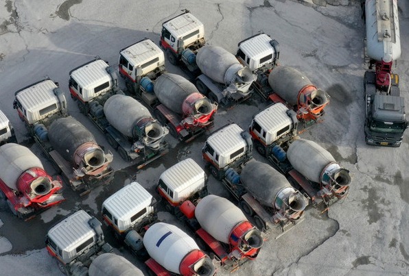 화물연대 총파업 일주일째인 30일 광주 광산구 한 레미콘 업체에 시멘트 수급 차질로 운행을 멈춘 레미콘 차량들이 서 있다. [사진=뉴시스]