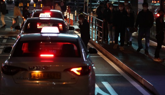 서울 중구 서울역 택시승강장에서 승객들이 택시를 기다리고 있다. [사진=뉴시스]