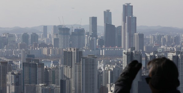 내년 수도권 아파트 매매·전세값이 3~4% 하락하고 2024년에는 바닥을 찍을것이라는 전망이 나왔다. 사진은 30일 오후 서울 중구 남산에서 바라본 서울시내. [사진=뉴시스]