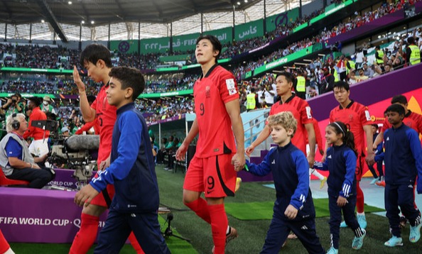 28일(현지시간) 카타르 알라이얀 에듀케이션 시티 스타디움에서 열린 2022 카타르 월드컵 H조 2차전 대한민국과 가나의 경기, 한국 조규성 등 선수들이 그라운드에 입장하고 있다. [사진=뉴시스]